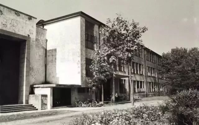 04-1942年日本建筑师石本久治为日本中学所设计的大礼堂
