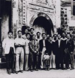 30-1943年，土木系毕业生和老师在东岳庙门前合影
